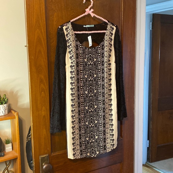 Brand new Maurice’s long lace flare sleeves and cut out in back 😍😍 ‼️FLAW‼️ - Picture 1 of 12